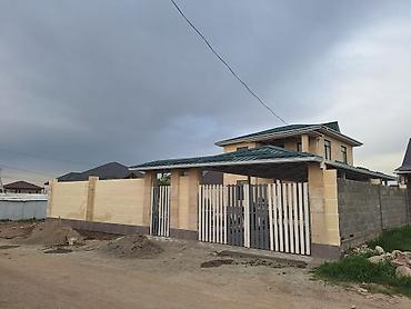 Продажа коттеджей и домов: Просторный двухэтажный дом с благоустроенным двором и садом — 13