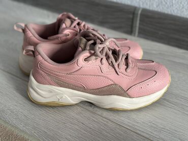 puma кроссовки женские: Puma оригинал. В хорошем состоянии. Размер 37. Отдам за 700 сом