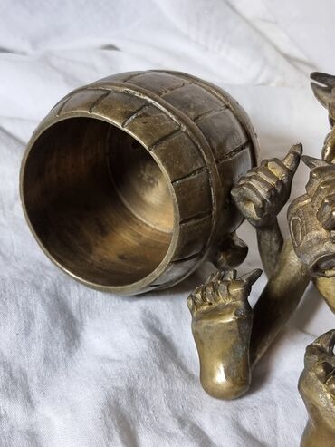 Антиквариат: Пепельница БРОНЗА . Антикварная. Раритет. Черт пьёт пиво. Привезли из — 13