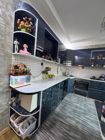 Mətbəx mebeli: Köçürük deyə satılır. Divan üstündə verilir (4 m). Havalandırma, 4 göz — 12