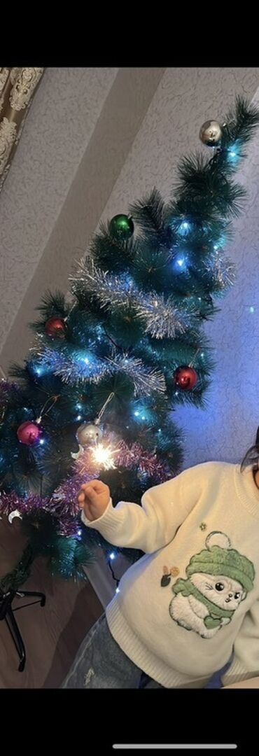 Yeni il ağacları: Süni Yeni il ağacı, üzərində rəngli şarlar, işıqlar və bəzək əşyaları