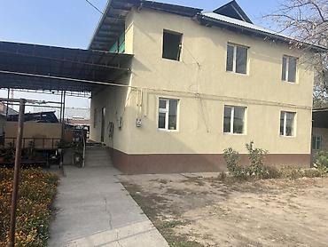 земельный участок и дом: Продаётся двухэтажный жилой дом с большим двором и садом. Участок — 2
