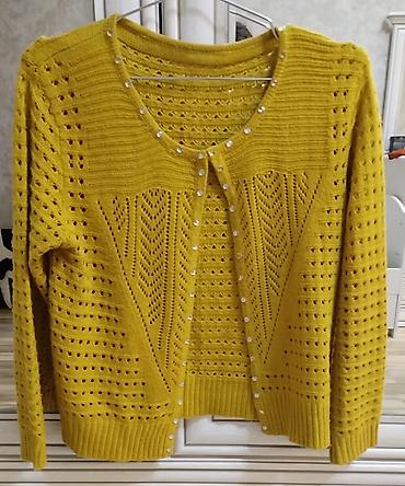 ag jaket: Mustard rəngli qadın kardiqanı və eyni rəngdə nazik trikotaj mayka — 1