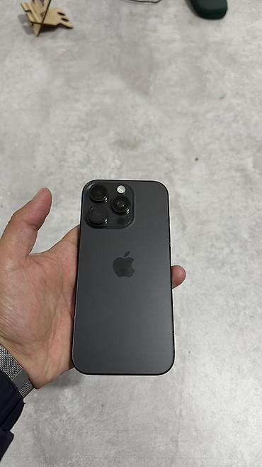 Apple iPhone: Смартфон Apple iPhone 16-Pro в тёмном цвете. По фото видно: - плоский — 3