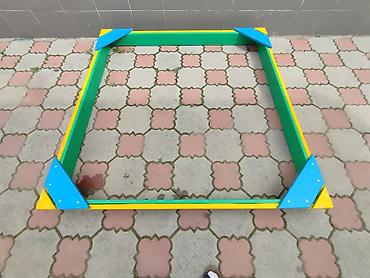 Песочницы: Небольшая квадратная песочница с цветными бортиками. Конструкция — 6