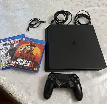playstation aparatı: Əyləncə və oyun üçün nəzərdə tutulmuş Sony PlayStation 4 Slim konsolu