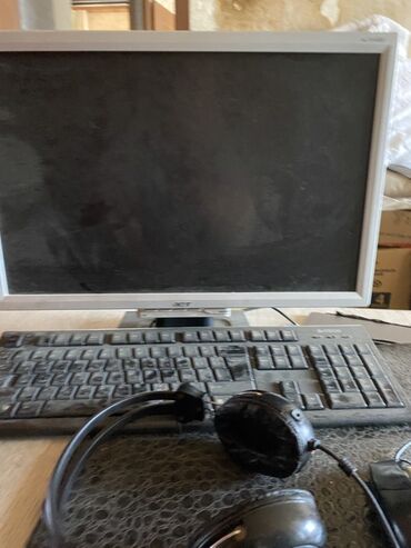 Masaüstü kompüterlər və iş stansiyaları: Acer monitoru, klaviatura və qulaqlıq dəsti. Monitor evdə və ya ofisdə