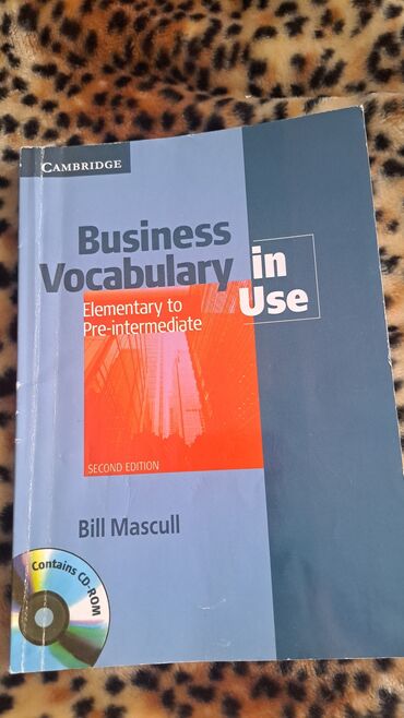 Cambridge nəşriyyatının “Business Vocabulary in Use” kitabı. Bu kitab