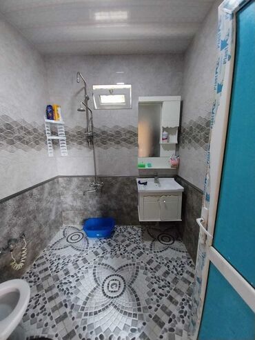 Həyət evləri və villaların satışı: Satılır: həyətli ev - Geniş, tam daş döşəməli həyət. Hündür, taxta — 18