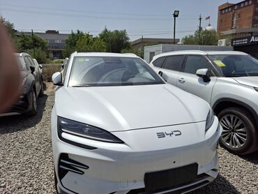 автомобили в рассрочку без первоначального взноса: Белый кроссовер BYD Song Plus DM-i с современным дизайном. Автомобиль