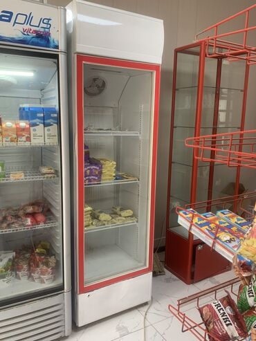 холодильник из пенопласта: Торговый холодильник со стеклянной дверью, предназначенный для