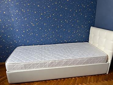 matras tek neferlik: Böyük bazalı bəyaz çarpayı matrası ilə
təmiz və səliqəli — 1