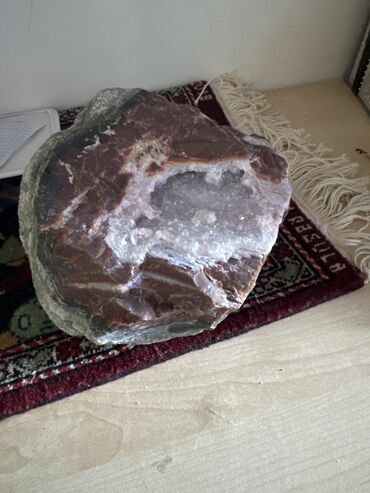 maraqlı əşyalar: İçi qaşlı daşdır çox maraqlıdı meteoritə oxşayır