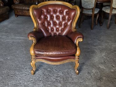 Stilske fotelje: Klasična fotelja od pune kože sa drvenim ramom - Tip: duboka salonska — 7