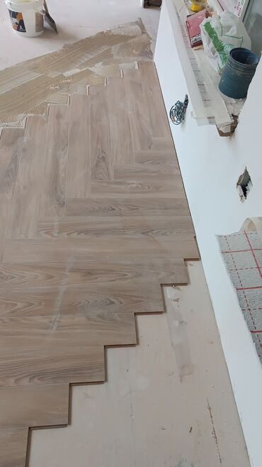 Döşəmə işləri: Laminat ustasi Her nov laminatlarin vurulmasi 90 derece,duz,sahmat — 21