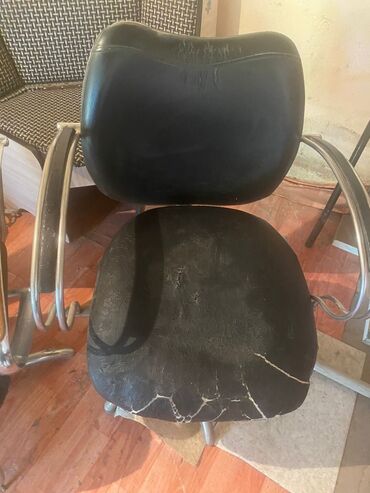 мебель для парикмахеров: Кресло 2 штук б/у 3000 сом рабочий. 2000 нужен ремонт. Диван