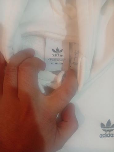 Худи adidas Originals Primegreen, белое - Лаконичный дизайн с вышитым at lalafo.kg Худи adidas Originals Primegreen, белое - Лаконичный дизайн с вышитым