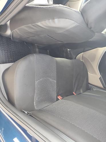 hyundai salon: Hyundai Elantra GT – mavi rəngli, 5 qapılı hatchback. Texniki — 6