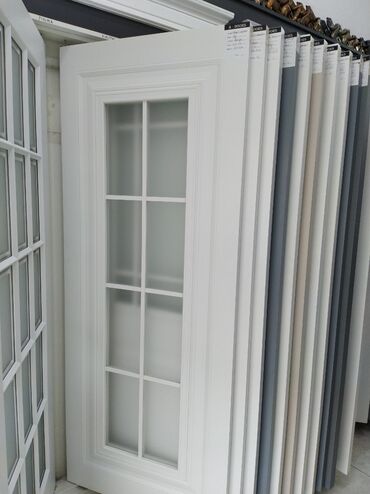 Otaq qapıları: Bu ağ rəngli qapı şüşəli dizaynı ilə fərqlənir və səkkiz şüşə paneli