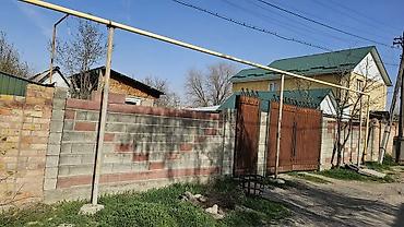 Продажа коттеджей и домов: 🏙️ Продаётся: Участок с домом — 5 соток 📍 Локация: Бишкек, ж/м Ак-Орго — 8