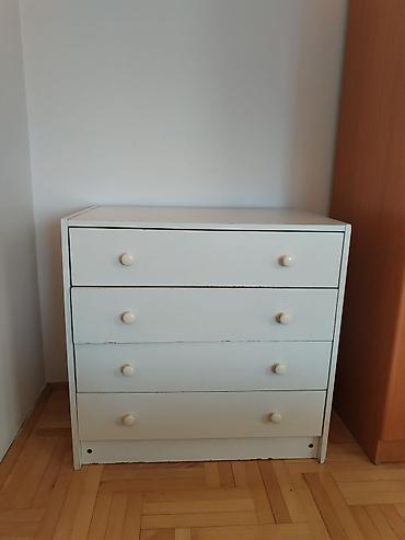 Komoda sa 4 fioke – bela - Klasičan dizajn sa ravnim linijama, bela