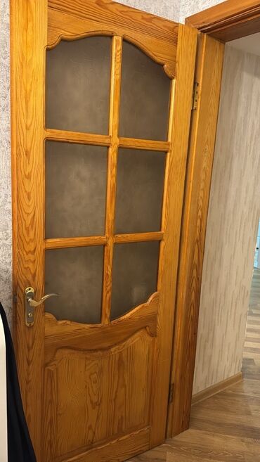 otax qapilari: Qonaq otağı üçün İşlənmiş Otaq qapısı Ünvandan götürmə