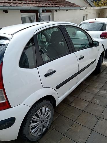 ld plavi: Citroën C3, bela boja, 5 vrata, hečbek.Registrovan do 11.2026. Vlasnik — 4