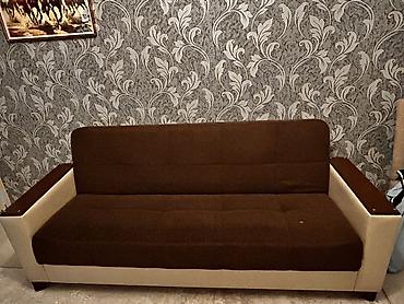 Divanlar: İki rəngli divan – qəhvəyi oturacaq və arxalıq, açıq bej yan hissələr — 1