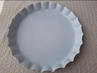 Ferrari: "Ferrari" yazılı, qapaq şəkilli metal lövhə. Yenidir. Diametri: 35sm — 4