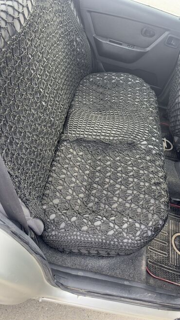 Daewoo: Daewoo Nexia sedanı - Kuzov: 4 qapılı sedan, açıq gümüş rəng - Nömrə — 7