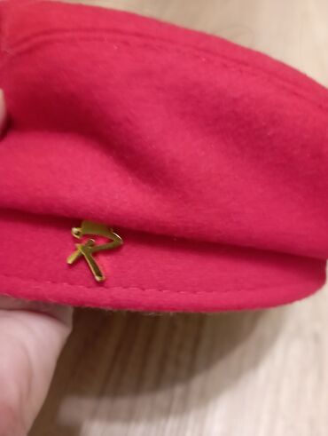 pletene kape komada: Crvena kapa beretka jako kvalitetna