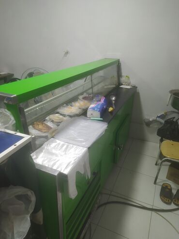 Rover: Yaşıl rəngdə vitrini olan peşəkar soyuducu vitrin–tezgah - Uzun şüşə