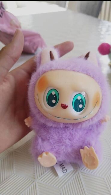 игрушка змея: Лабубу продаю один оригинал а другая подделка