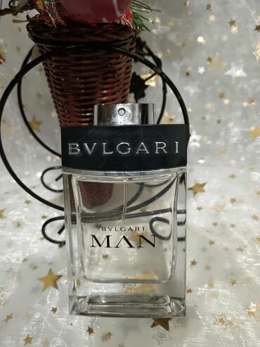 Parfemi: Crna bočica parfema Versace Crystal Noir sa fasetiranim čepom u obliku — 22