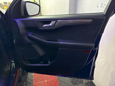 Ford: Plavi Ford Kuga, SUV model sa petoro vrata, opremljen je automatskim — 19
