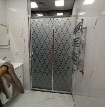 Duş kabinaları, arakəsmələr: Yeni Arakəsmə, Künc üçün, Pulsuz çatdırılma — 12