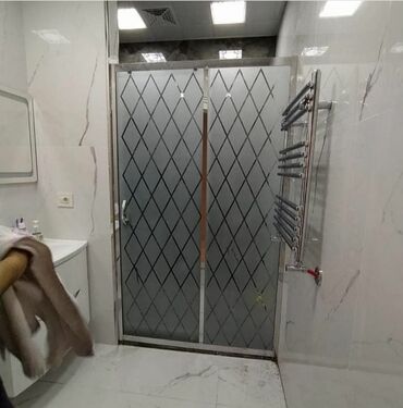 Duş kabinaları, arakəsmələr: Yeni Arakəsmə, Künc üçün, Pulsuz çatdırılma — 12