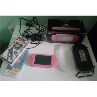 портативная игровая приставка: PSP 1004 pink Play Station Portable розовая В хорошем состоянии. В