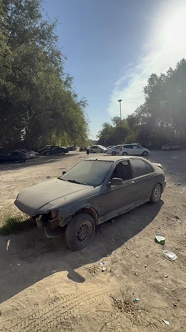 Бампер и комплектующие: Автомобиль седан (компакт-класс), темно‑зеленый цвет, 4 двери — 4