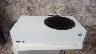 Xbox Series S: Игровая консоль Xbox Series S (белая) + комплект аксессуаров. Состав