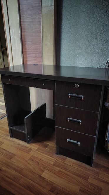 столик с ванночкой: Комплект офисной мебели, Стол, Б/у