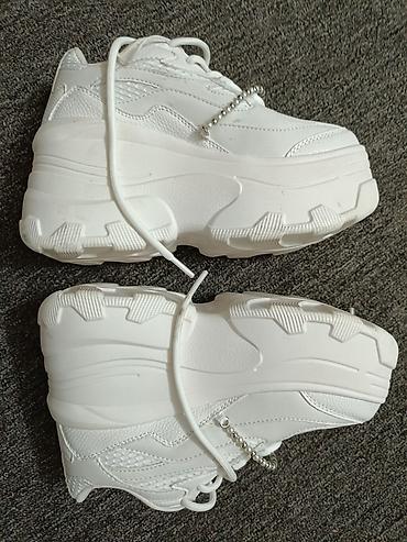 Patike: Beli ženske patike,debeli đon . original " bershka" — 10