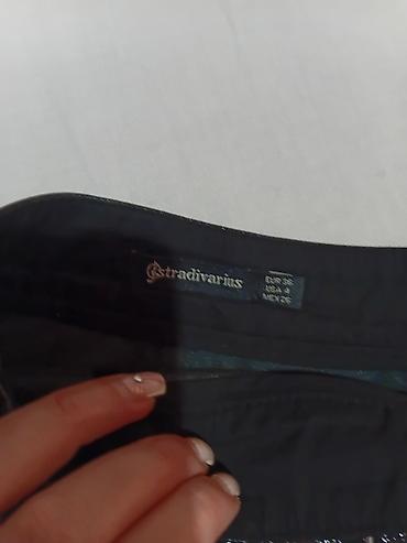 jordan šorcevi: Stradivarius mini suknja – crna, sjajna, A‑kroja - Brend — 4