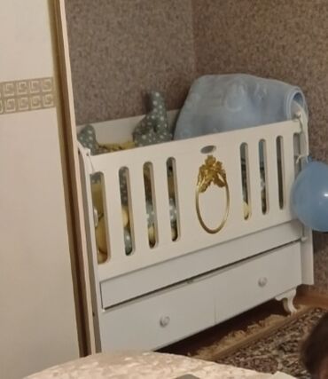 Для девочки и мальчика, Б/у, Четырехугольная, Колыбель, С бортиками, С матрасом, С механизмом качания