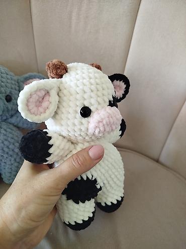 deda mraz od kartona: Plišana heklana igračka – krava - Ručno rađena amigurumi igračka od — 1