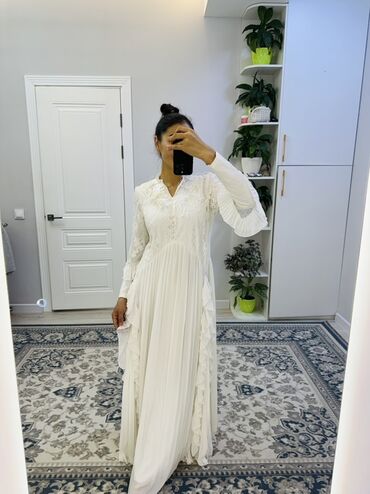 белое платье для беременных: Платье макси в молочно-белом цвете с кружевным верхом и плиссированной