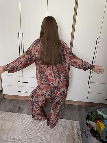 зимние штаны мужские: Женский комплект из легкой ткани с художественным принтом. - Состав — 7