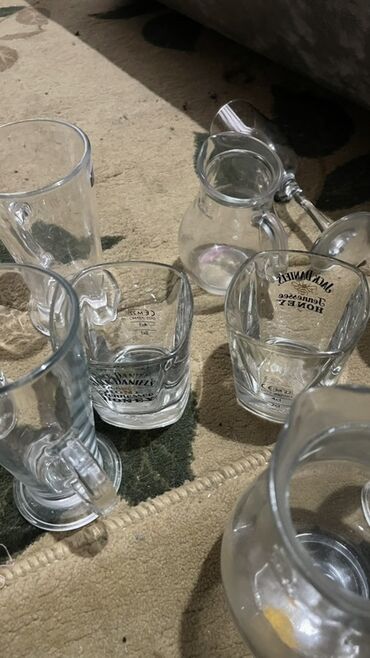 Посуда: Предлагается набор различной посуды, включающий круглые и квадратные — 12