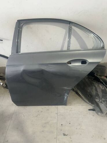 Mercedes E class ucun arxa qapi satilir. Cox munasibet qiymete