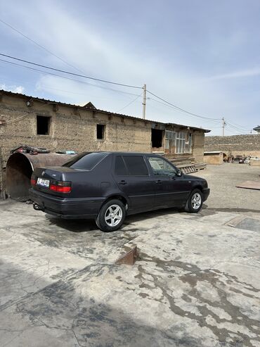 Volkswagen: Volkswagen Vento: 1995 г., 1.8 л, Механика, Бензин, Седан